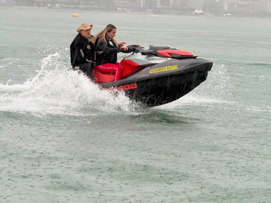 Jet ski regularizado navegando em Balneário Camboriú