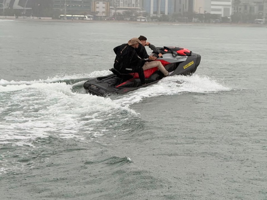 Jet ski em ação em frente a Balneário Camboriú