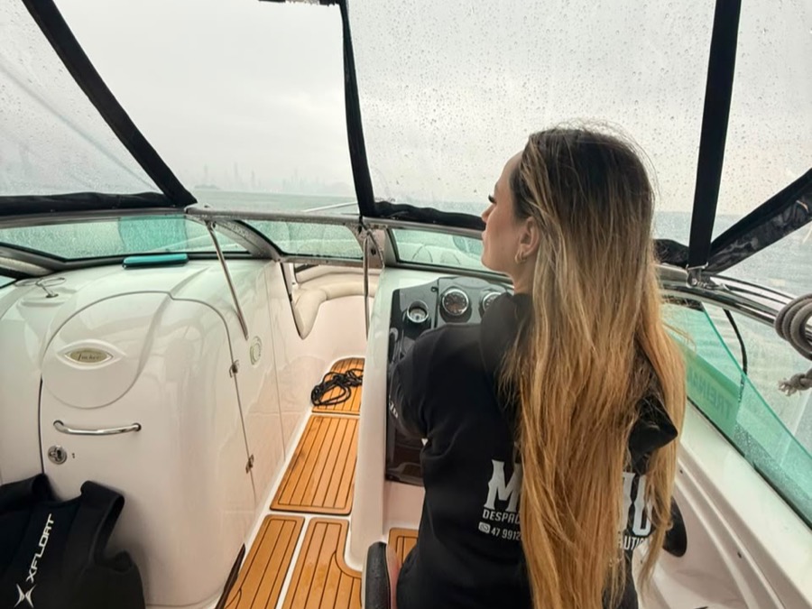 Navegação com vista para as ilhas da região