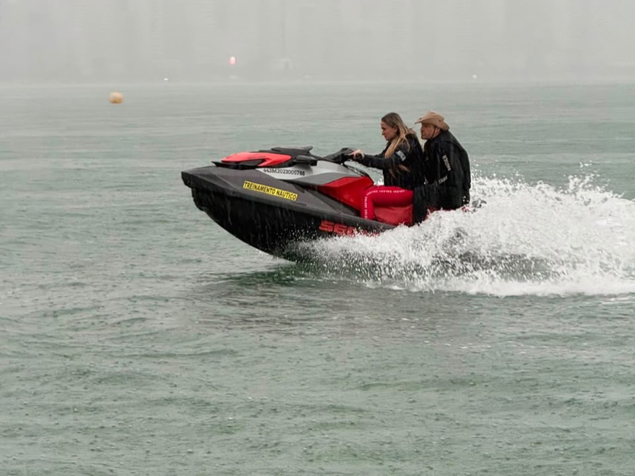 Jet ski com documentação em dia navegando pela região