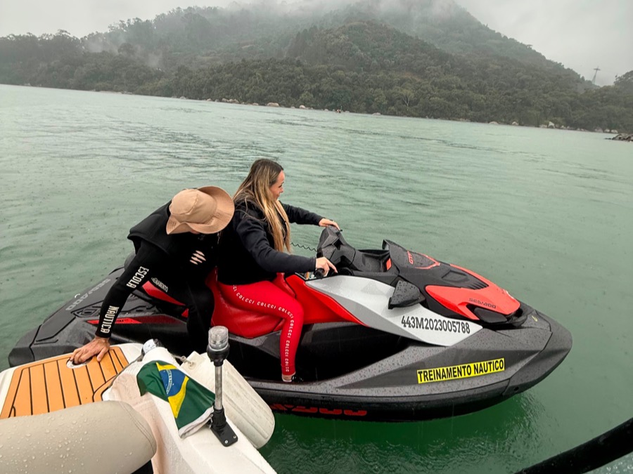 Jet ski em passeio pela costa da região