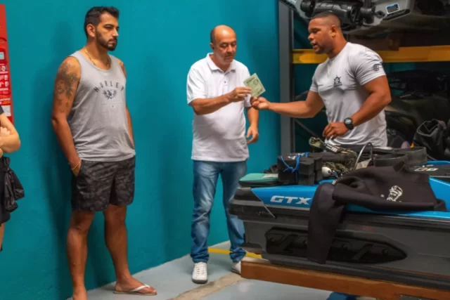 Condução de embarcação em aula prática de Mestre Amador
