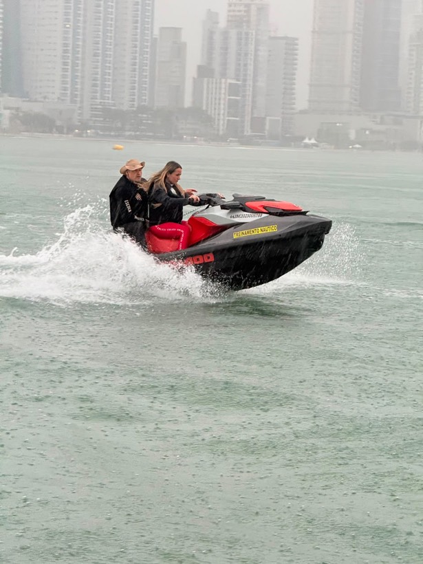 Jet ski em ação em frente à orla de Balneário Camboriú